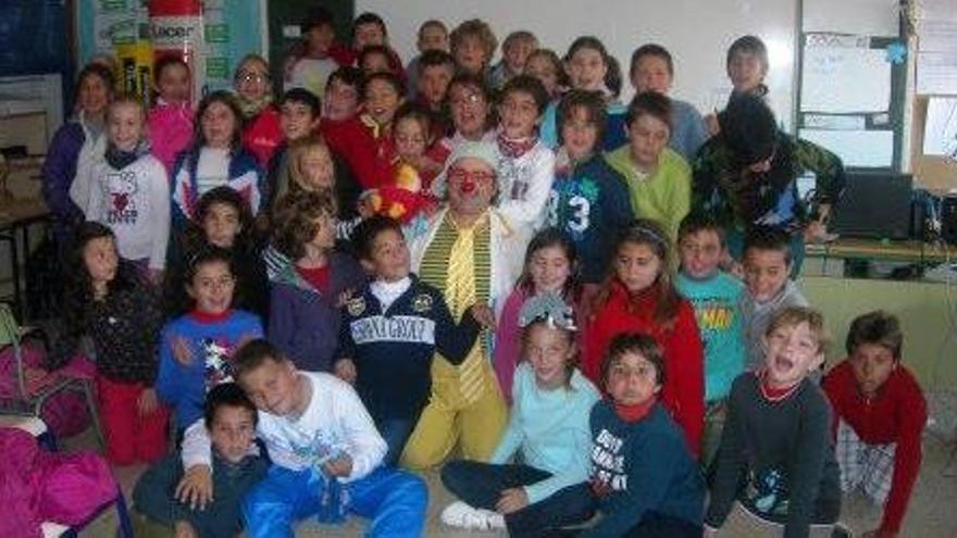 Niños en un acto de payasos en los hospitales