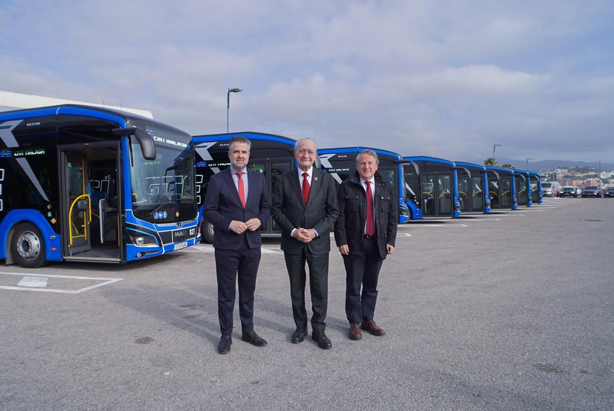 Carlos Conde, Francisco de la Torre y Miguel Ruiz, delante de los nuevos autobuses.