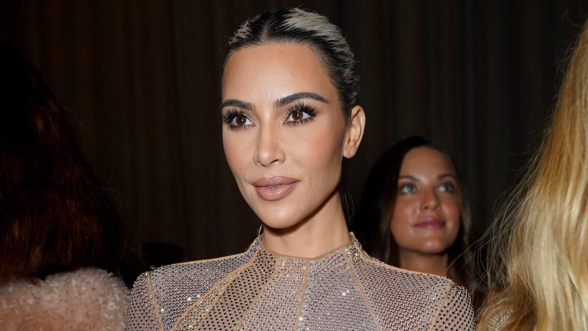 Kim Kardashian se llena de brillos para asistir al regreso de Linda Evangelista a las pasarelas