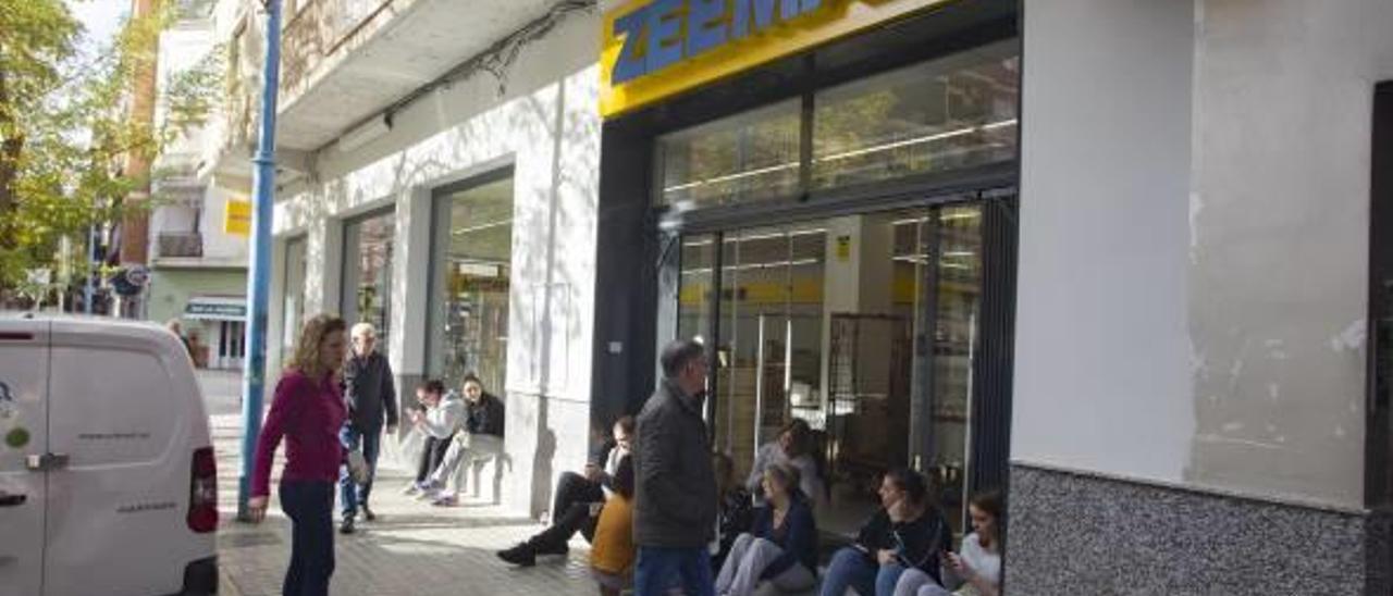 Receso de los empelados de Zeeman en Xàtiva, ayer.