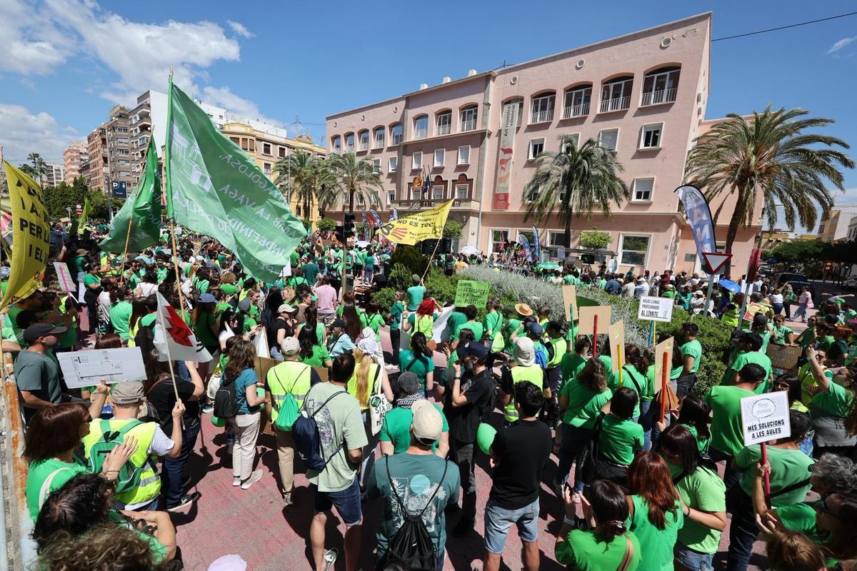 Manifestación ante la dirección territorial de Educación.