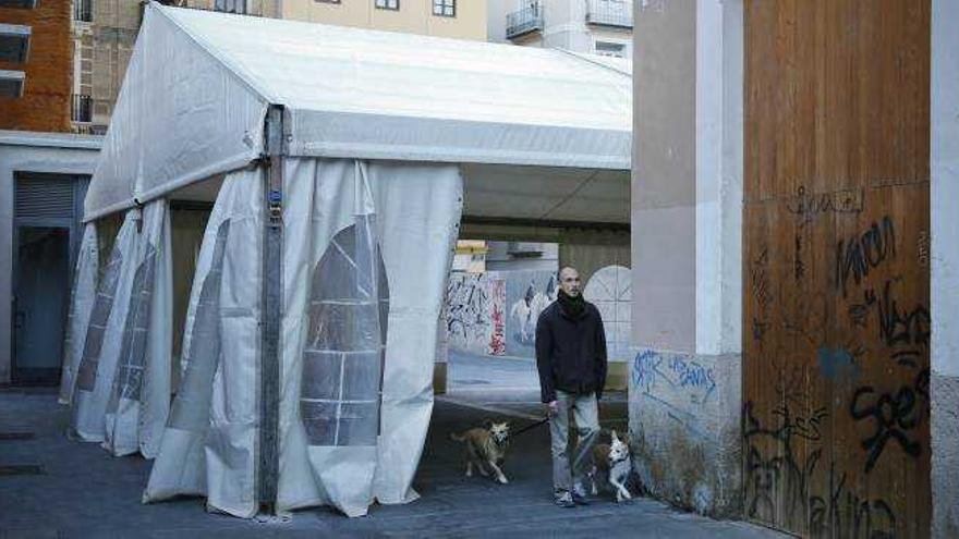 El montaje de las primeras carpas precede al corte  de calles de hoy en un año con 236 autorizaciones