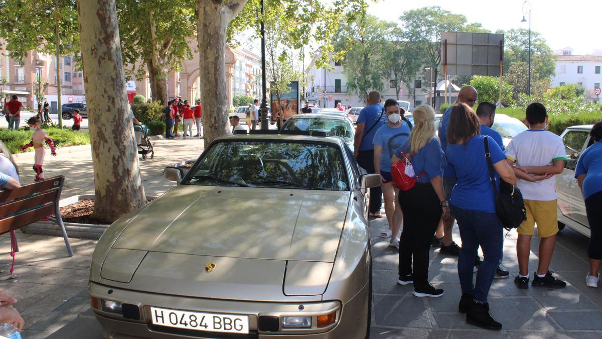 La concentración de coches clásicos de inicios de octubre atrajo numeroso público a Antequera.