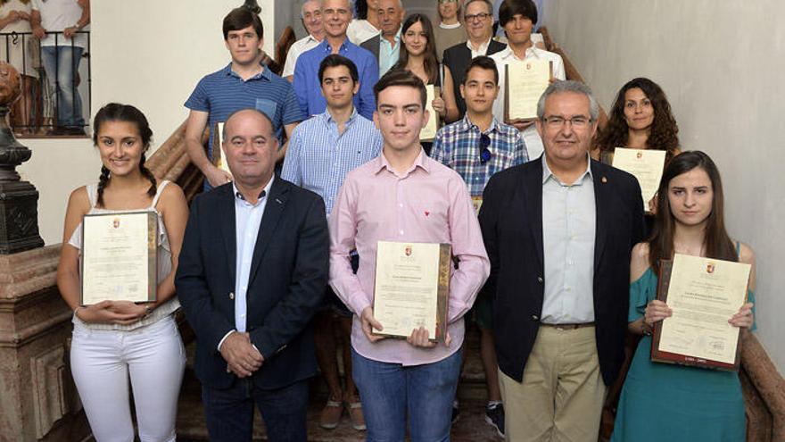 Los premiados, junto a las autoridades presentes.