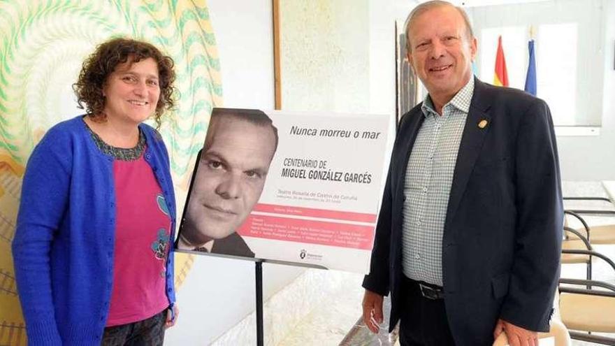 Sanmartín y el hijo del poeta Miguel González Garcés, Carlos, ayer al presentar el acto en la Diputación.