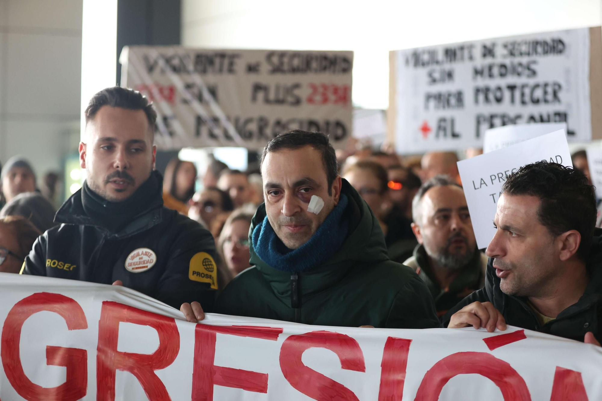 Protesta en el Chuac tras agredir un paciente con arma blanca a un enfermero y un vigilante