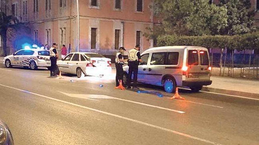 La policía Local inspeccionaba ayer un vehículo de transporte.