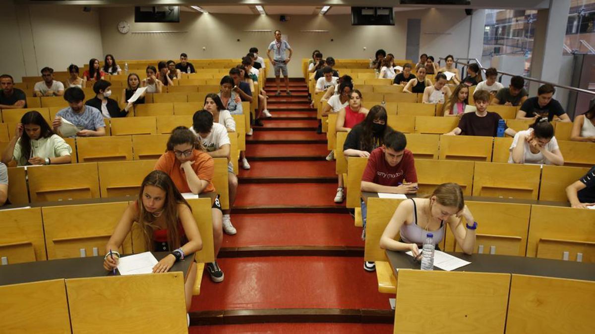 Alumnos durante las pruebas de acceso a la universidad, en las instalaciones de la Universitat Pompeu Fabra.