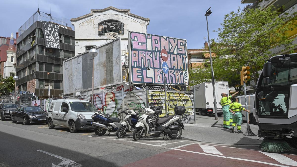 'El Kubo' y 'La Ruïna', dos inmuebles okupados desde hace años junto a la Bonanova de Barcelona
