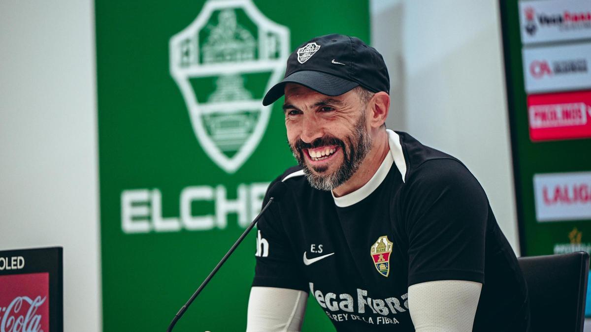 Eder Sarabia, sonriente durante la rueda de prensa previa al Elche - Córdoba.