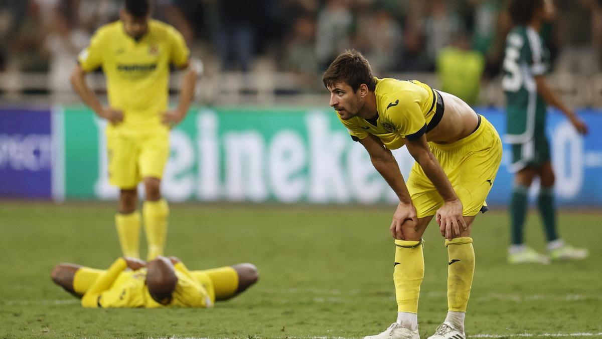 Los jugadores del Villarreal, tras su derrota ante el Panathinaikos.