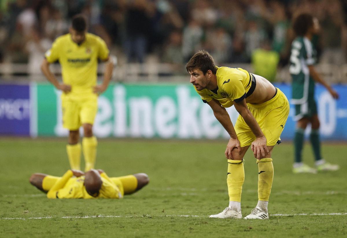 Los jugadores del Villarreal, tras su derrota ante el Panathinaikos.