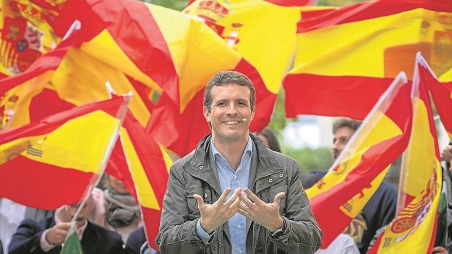 Alivio en el PSOE y desdén en el PP ante los sondeos