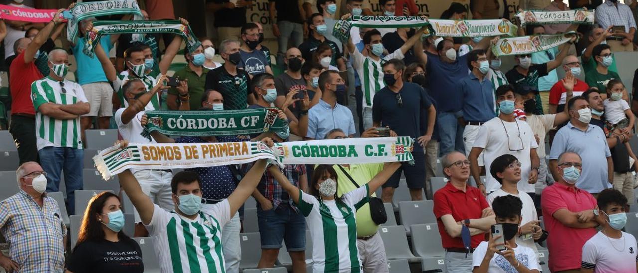 Aficionados en El Arcángel durante un encuentro del Córdoba CF, la pasada temporada.