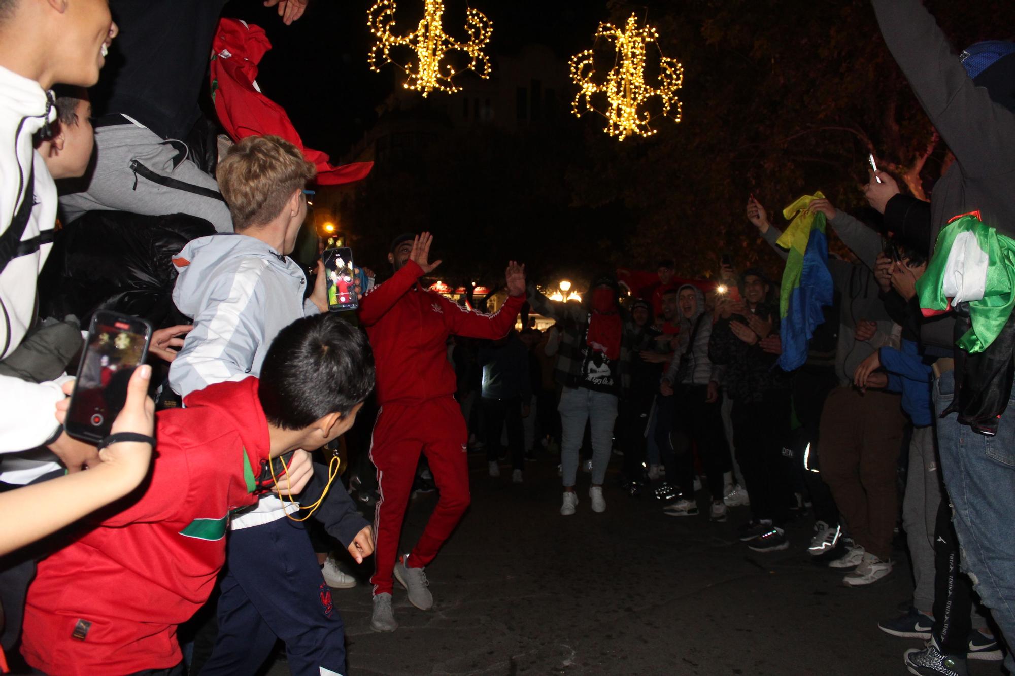 Eufòria entre la comunitat marroquí de Manresa en la celebració de la victòria contra Espanya al Mundial de Qatar