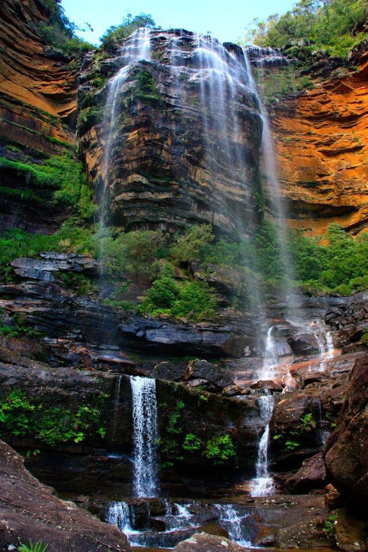 El corazón de las Montañas Azules, un parque natural de 218.000 hectáreas, está a unos cien kilómetros al oeste de la ciudad. Esta región montañosa de Nueva Gales del Sur es Patrimonio de la Humanidad.