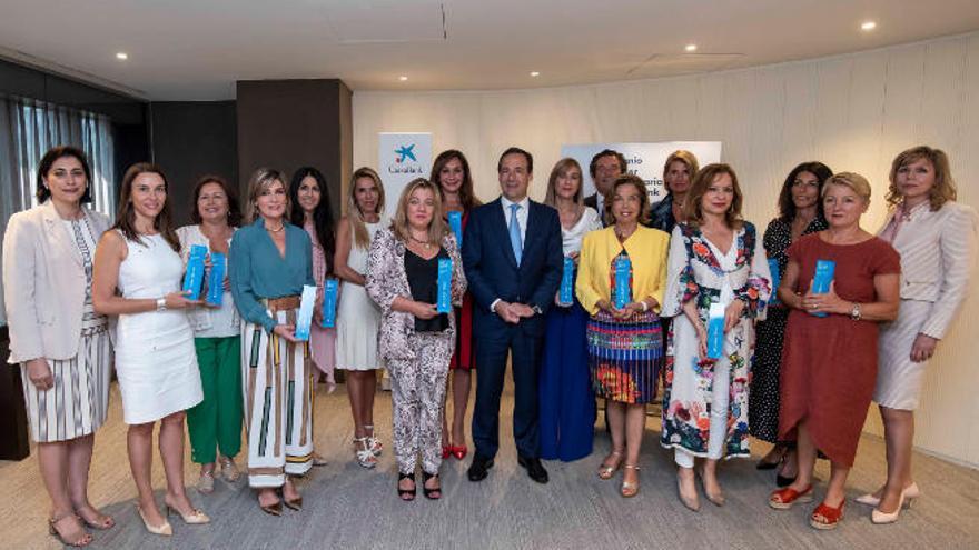 Mujeres distinguidas en las diversas comunidades. La canaria Pérez de Lara es la segunda por la izquierda.