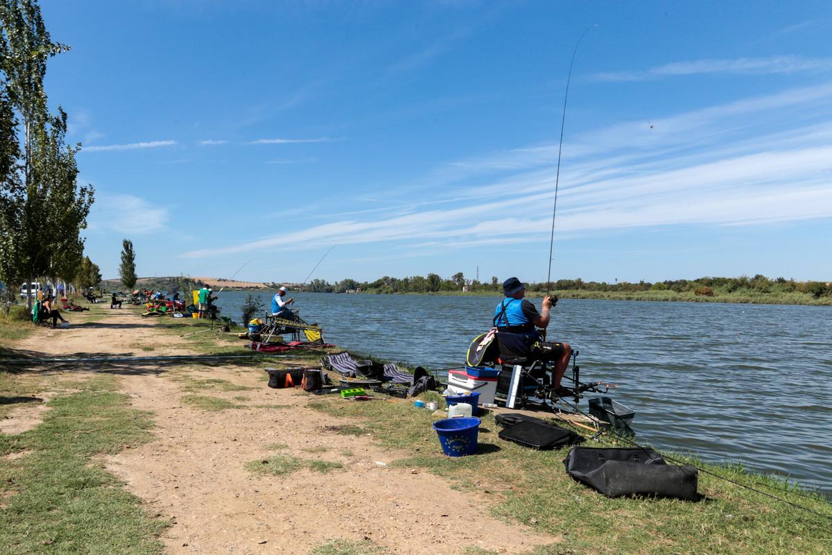 Participantes en un campeonato de pesca, en el río Guadiana a su paso por Mérida.