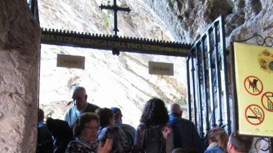 Escaleras a la entrada de la santa cueva.