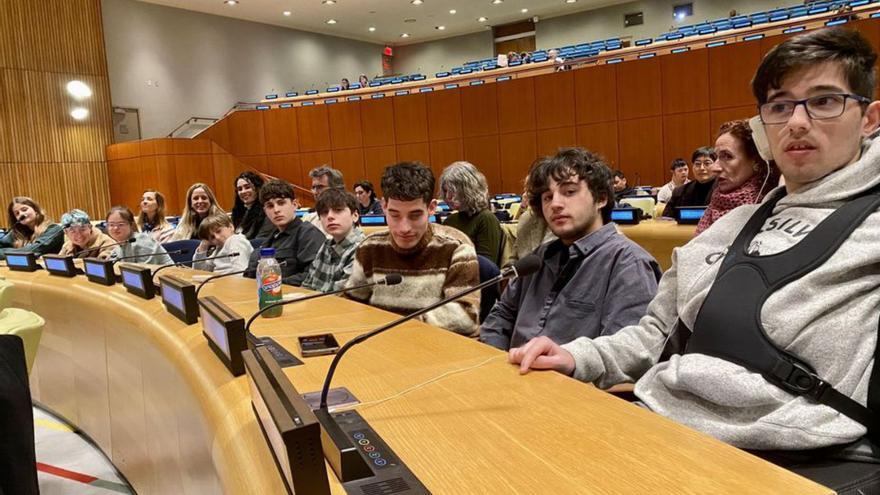 Martín Zabaleta (4º dcha.), en la sede de la ONU en Nueva York, junto a sus compañeros de “Estudiantes por la inclusión”.