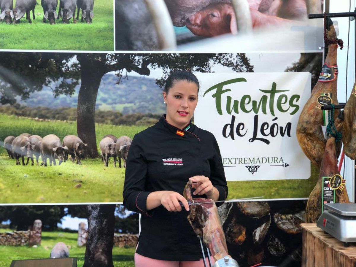 Yolanda Álvarez, maestra cortadora en Corte Gourmet.