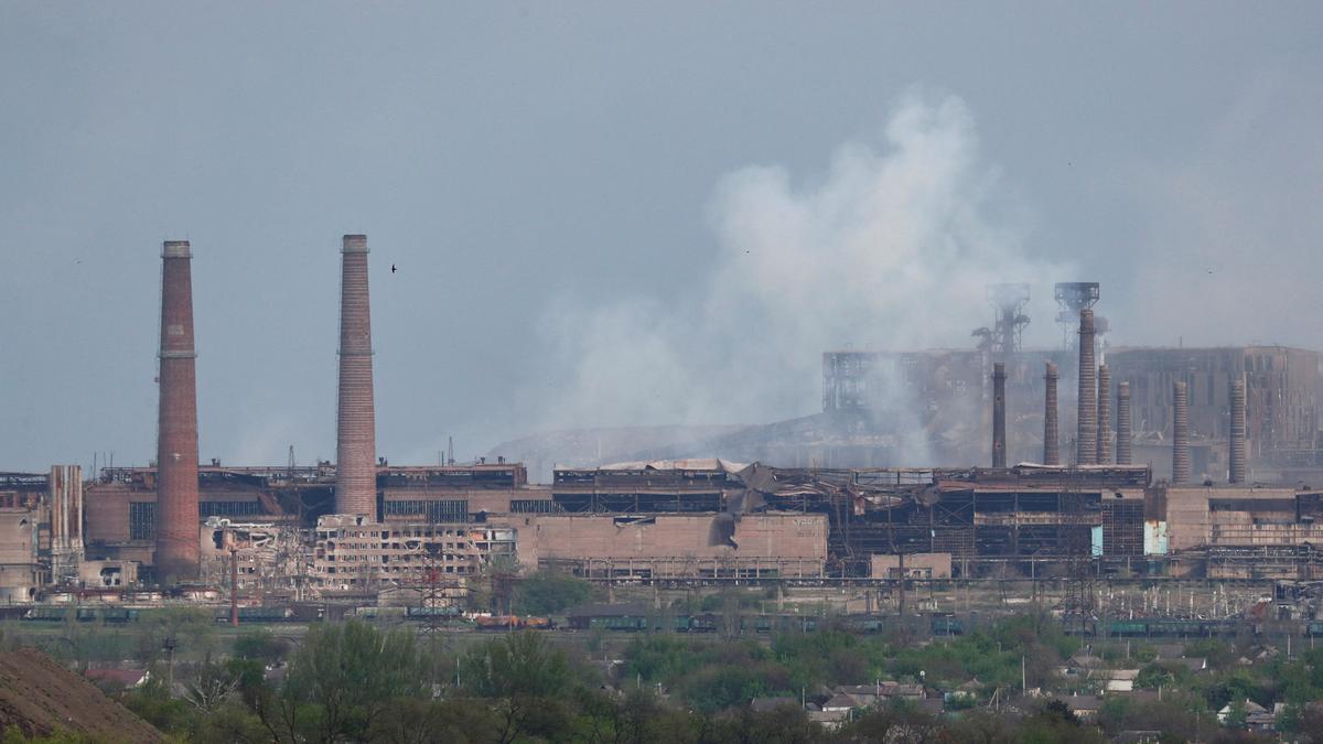 Humo sale de la planta de Azovstal.