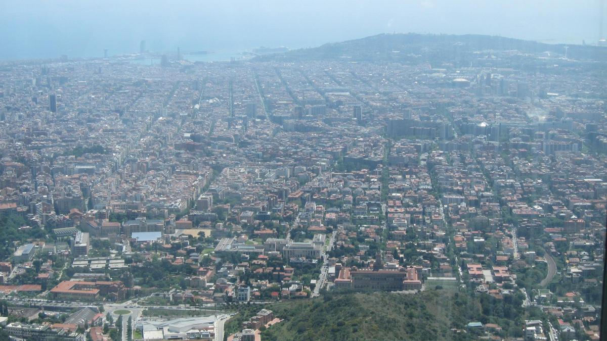 Archivo - Vista de la ciudad de Barcelona desde la sierra de Collserola, en un día de alta contaminación.