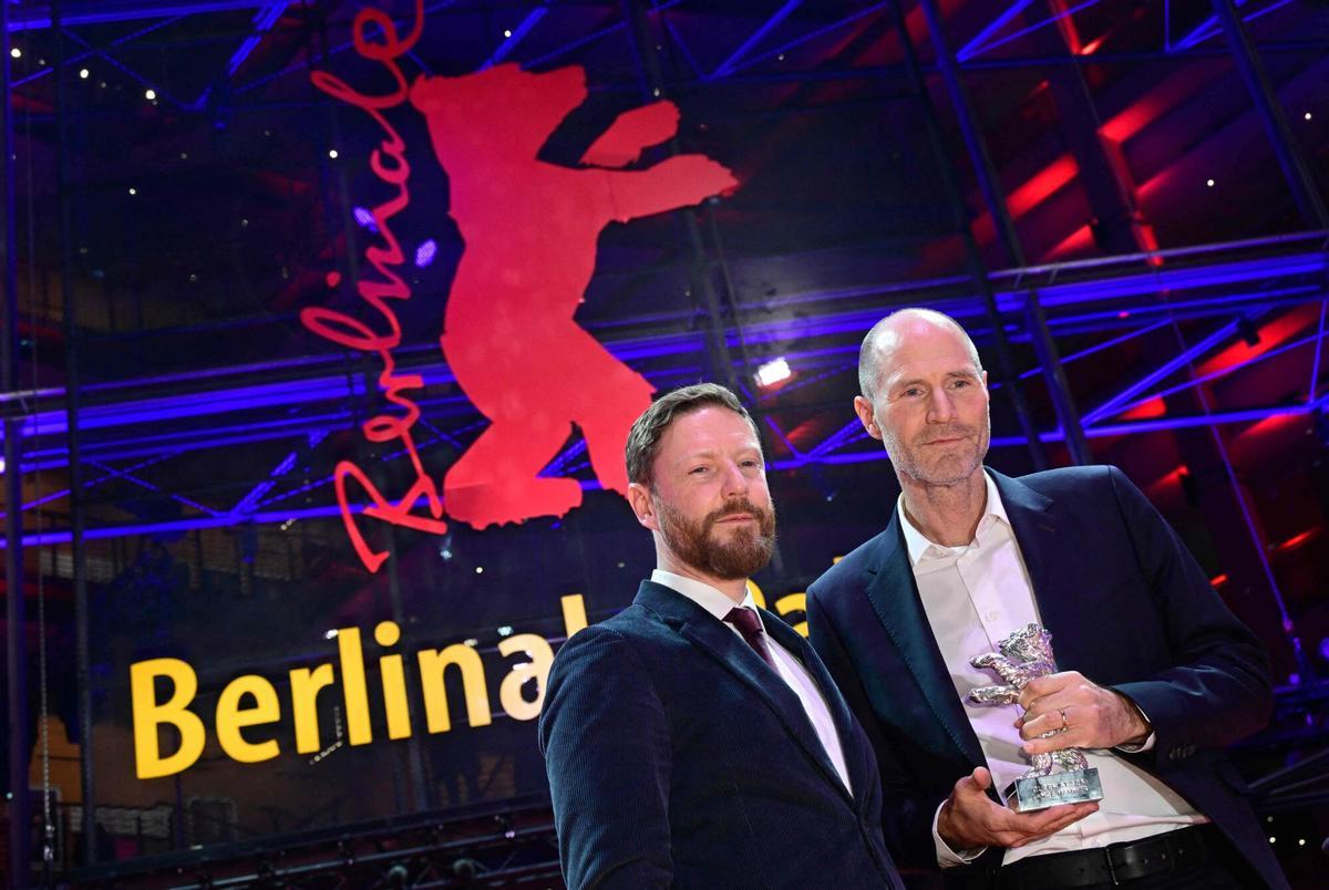 El director estadounidense Lance Hammer (d) y el productor norirlandés Tristan Goligher posan tras ganar el Oso de Plata Premio del Jurado por la película "reina en el mar" en la 76ª Berlinale,