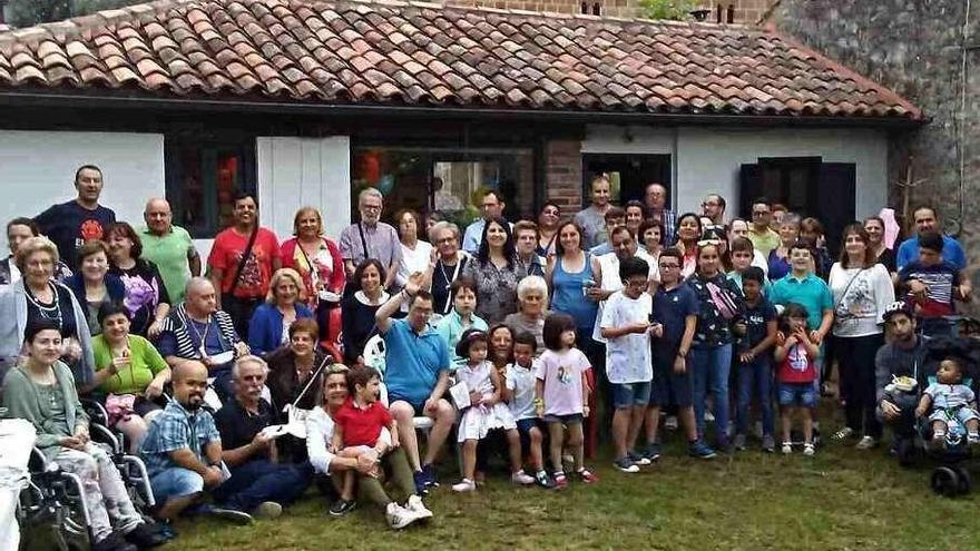 &quot;Raitana&quot; celebra con gran animación la fiesta de sus bodas de plata