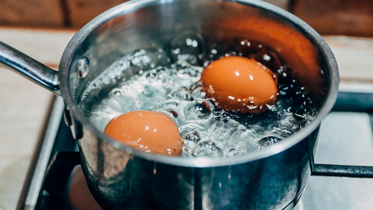 Huevos en agua fría: la forma de cocinarlos que cada vez copia más gente.