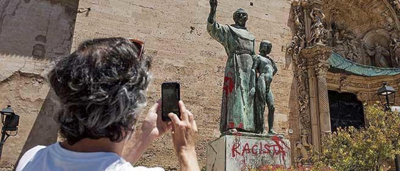 Estatua del misionero de Petra junto a Sant Francesc de Palma, atacada esta semana con una pintada.