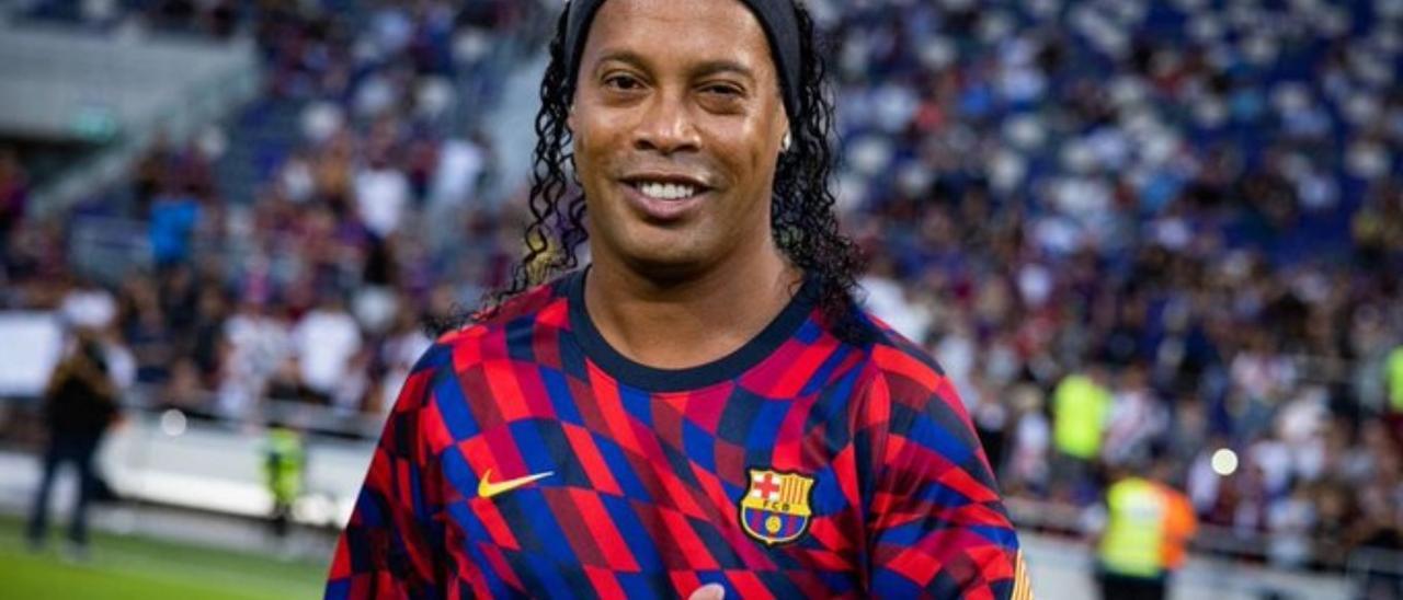 ¡Ronaldinho se vuelve a vestir de azulgrana! Esta ha sido su nueva colaboración con el Barça