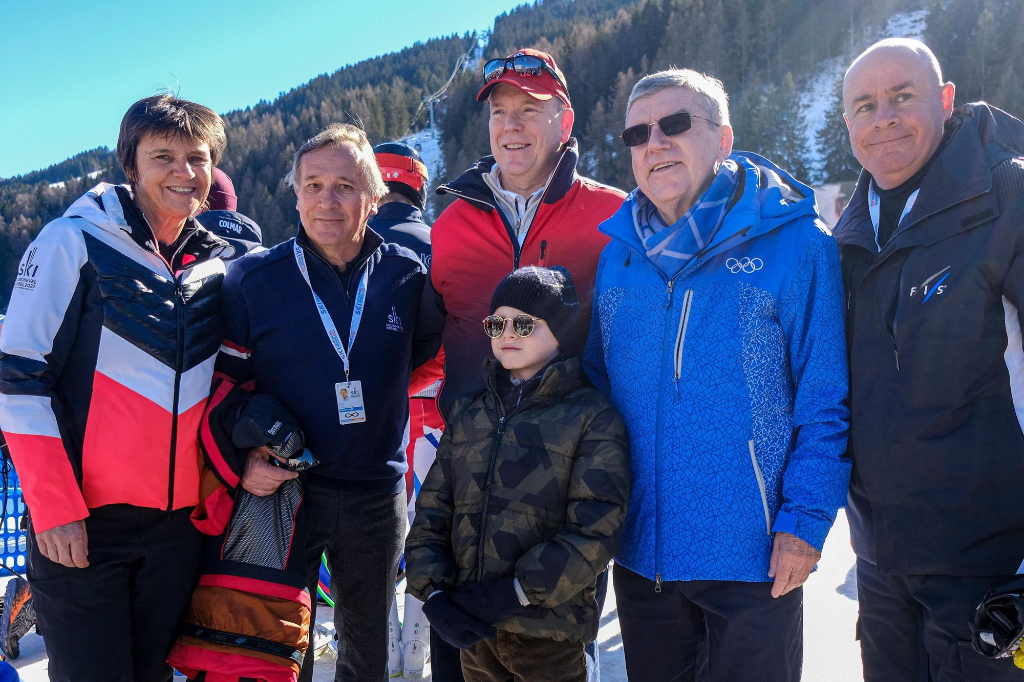 Thomas Bach, presidente del COI (de azul), junto a Alberto de Mónaco en los Mundiales de esquí alpino.