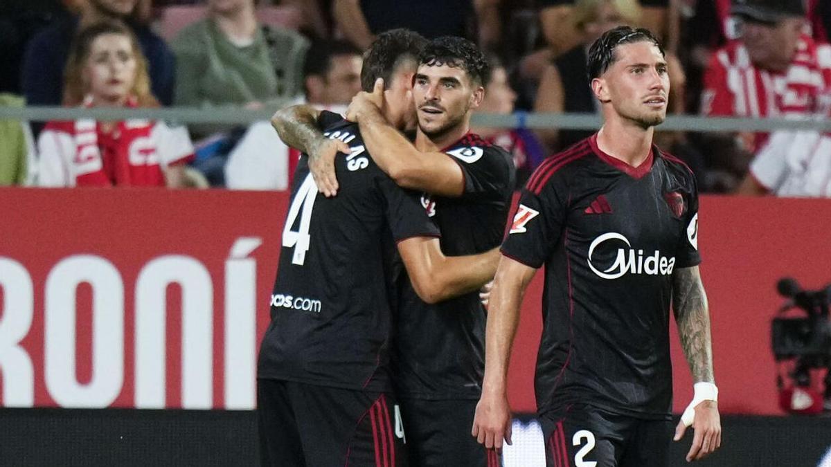 Los jugadores del Sevilla reaccionan durante el partido de la Liga EA Sports española entre el Girona FC y el Sevilla FC en el estadio Montilivi
