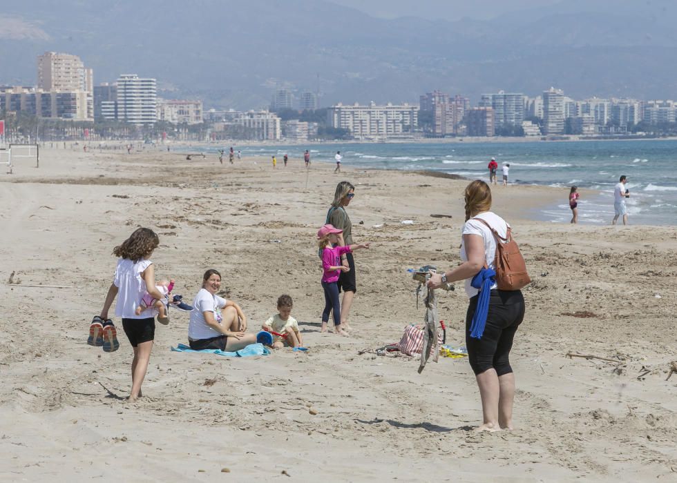 Los más pequeños salen del confinamiento después de más de 40 días pero un gran número de familias salen enteras y no se respeta la distancia de seguridad.