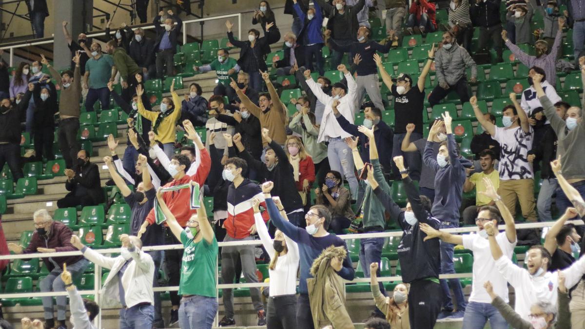 Celebración en la grada del triple de Devin Schmidt el pasado viernes.