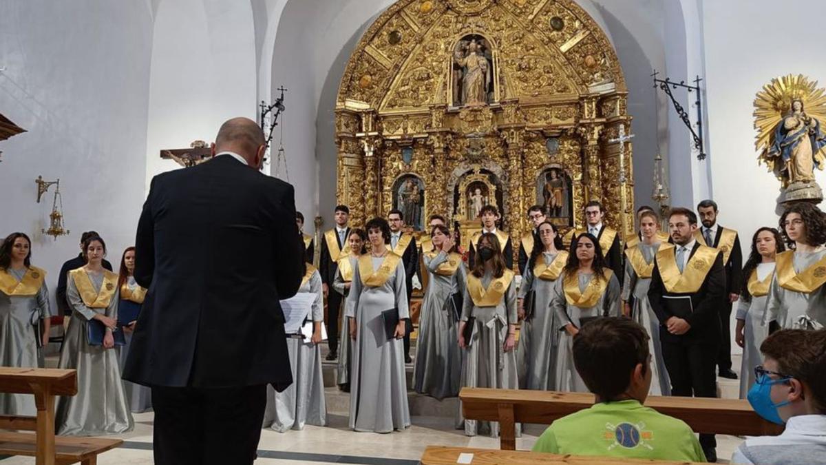 El coro Tomás Luis de Victoria actúa en la iglesia de Pozoantiguo. | Cedida