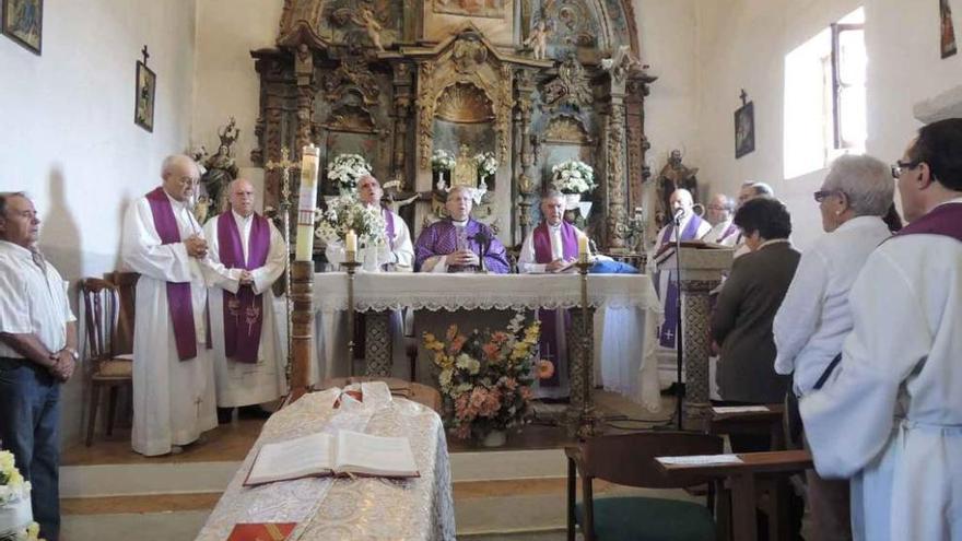 Un momento del funeral por el sacerdote fallecido.