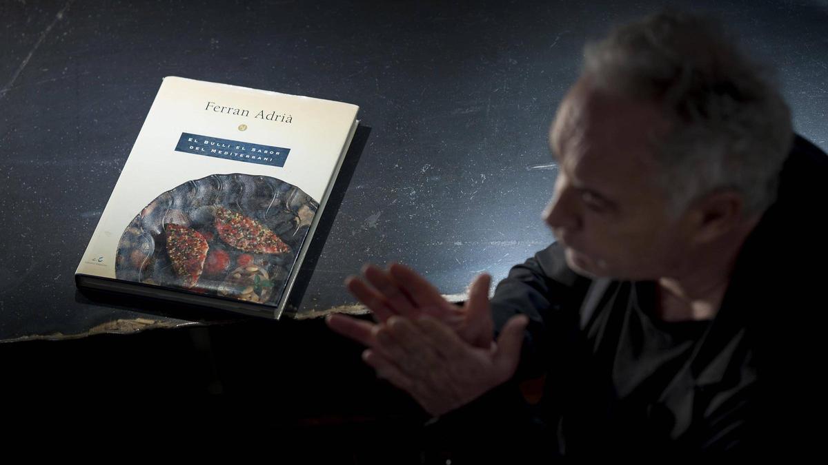 El libro 'El Bulli, el sabor del Mediterráneo', con Ferran Adrià.