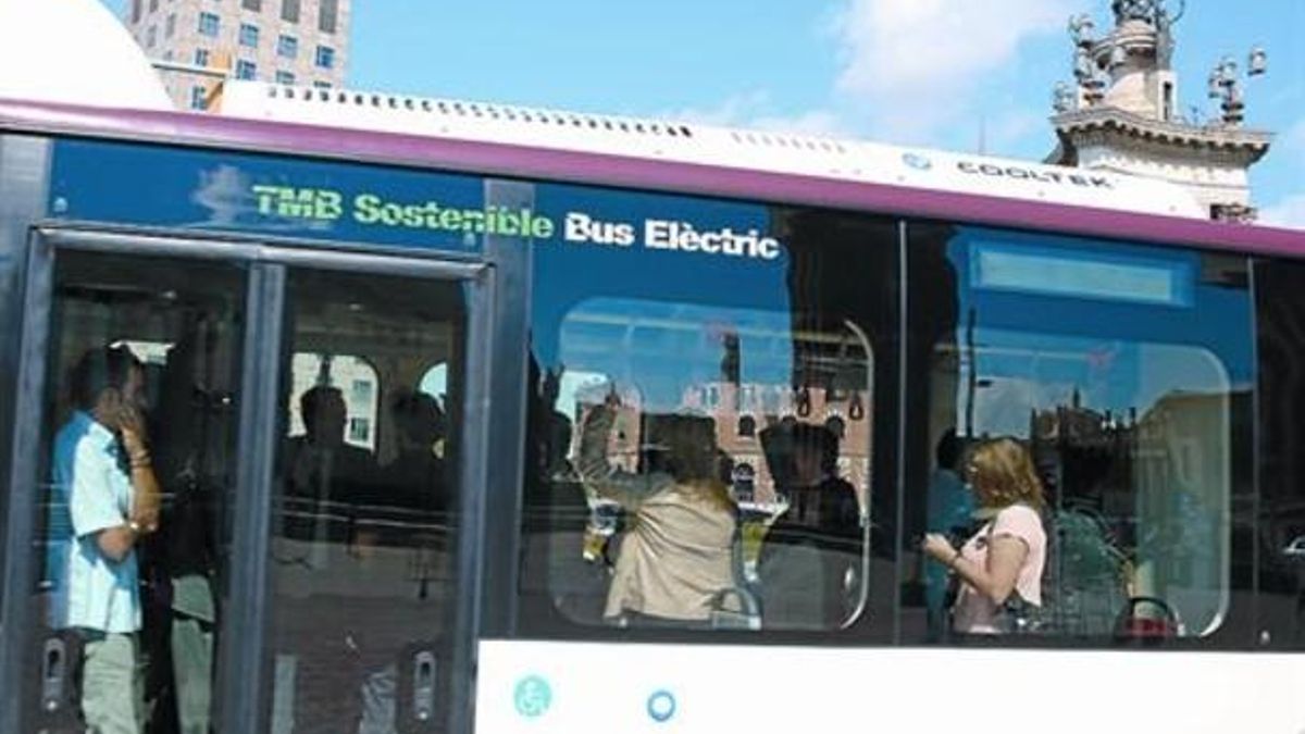 El nuevo bus eléctrico, ayer en la plaza de Espanya, durante una prueba con directivos de TMB y prensa.