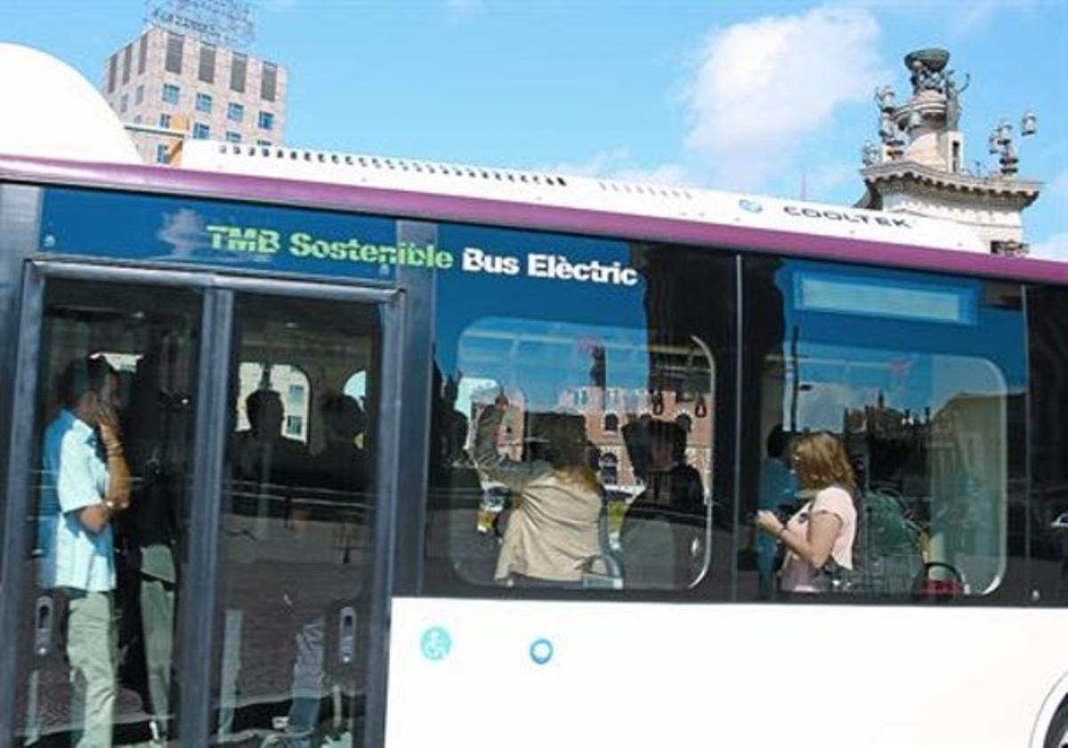 El nuevo bus eléctrico, ayer en la plaza de Espanya, durante una prueba con directivos de TMB y prensa.