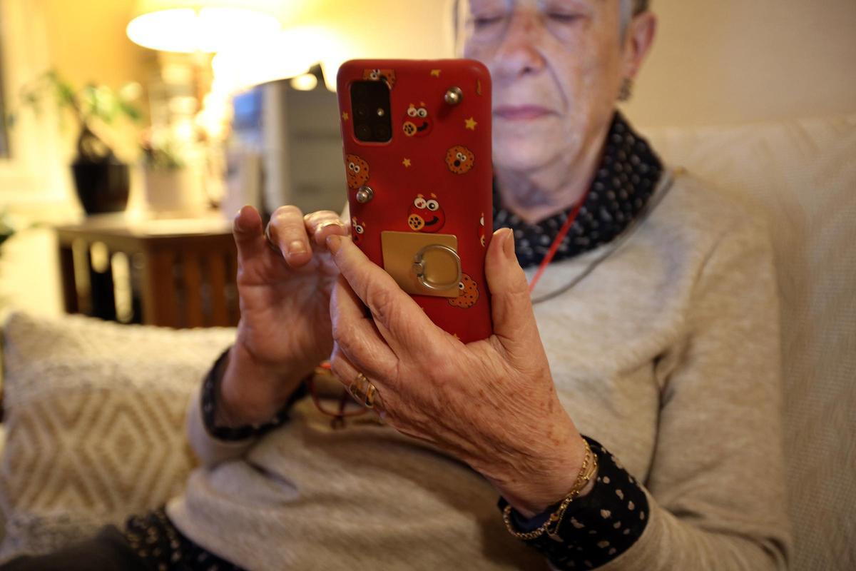 Para las personas mayores poseer un teléfono inteligente significa libertad