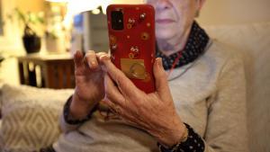 El diseño de los smartphone causa ansiedad y frustración entre un grueso del colectivo de gente mayor.
