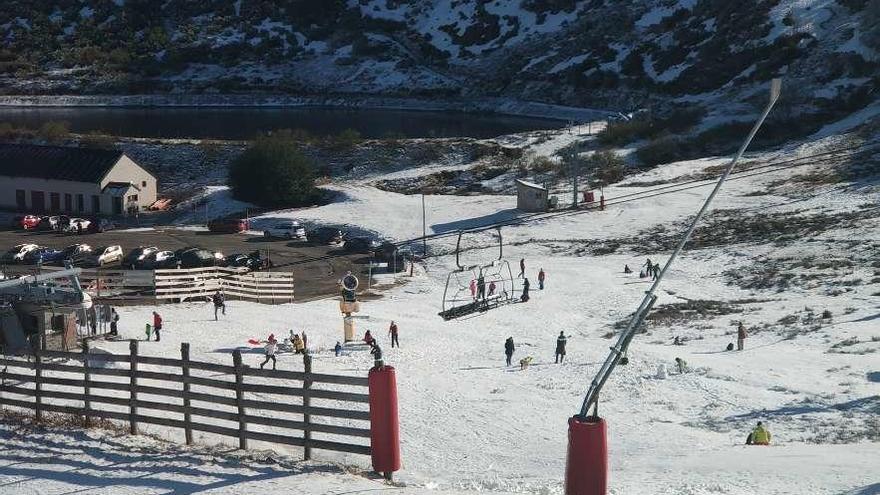 Usuarios de Pajares, en la zona más baja de la estación.