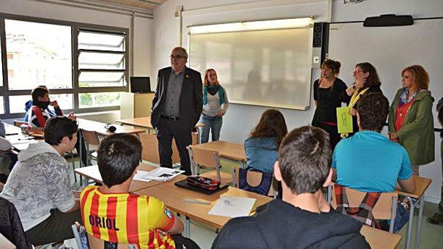 El conseller Josep Bargalló en una classe de tercer curs d&#039;ESO del Serra de Noet, ahir