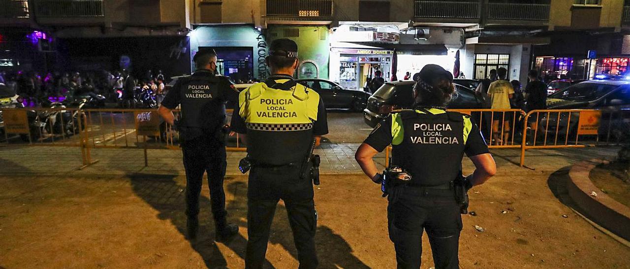 Agentes de la Policía Local participan en un operativo contra el botellón. | FRANCISCO CALABUIG