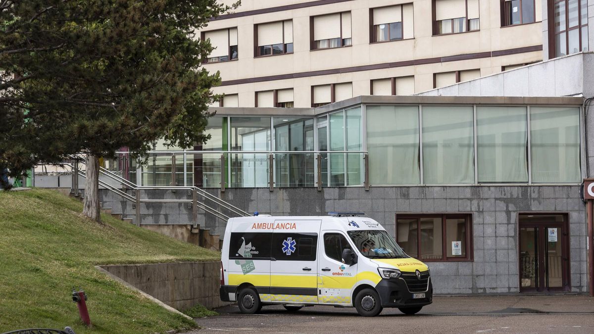 Imagen de una ambulancia en el Hospital de Mérida.