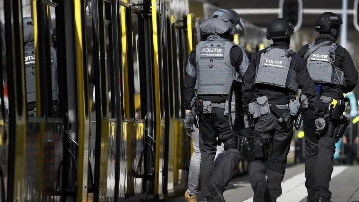 Policías al lado del tranvía donde se ha producido el Tiroteo, en Utrecht