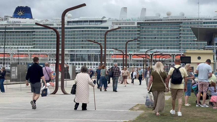 Los cruceristas avalan la organización del puerto de A Coruña ante una jornada con más de 14.000 visitantes