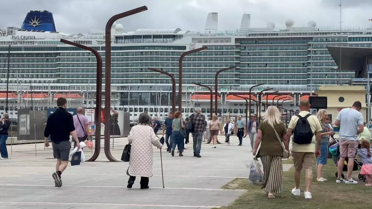 Así es el dispositivo de 200 personas para recibir a cuatro cruceros en A Coruña: "Esto es un entrenamiento para el día del eclipse, que va a ser una locura"